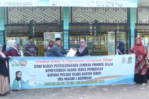 Kakankemenag Aceh Tamiang Serahkan 19 Sertifikat Halal ke SMA Negeri 1 Kejuruan Muda