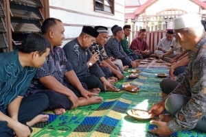 Keluarga Besar Kankemenag Aceh Tamiang Takziah di Rumah Duka Budi Purnama