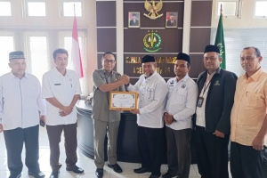 Kankemenag Aceh Tamiang Bersilaturahim dengan Kajari dan Serahkan Penghargaan