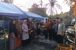 Kakankemenag Aceh Tamiang Serahkan Bantuan pada Korban Kebakaran di Kota Lintang